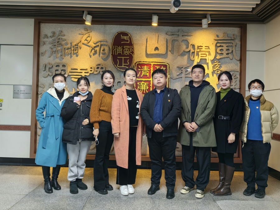 参观文化艺术长廊.jpg