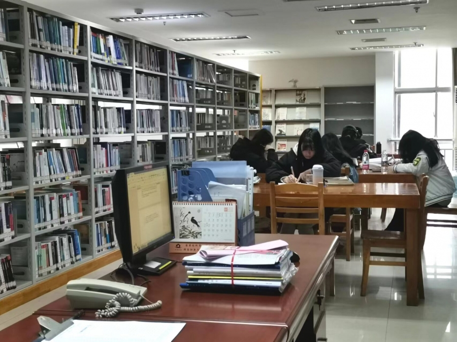 新书阅览室迎来第一批读者.jpg