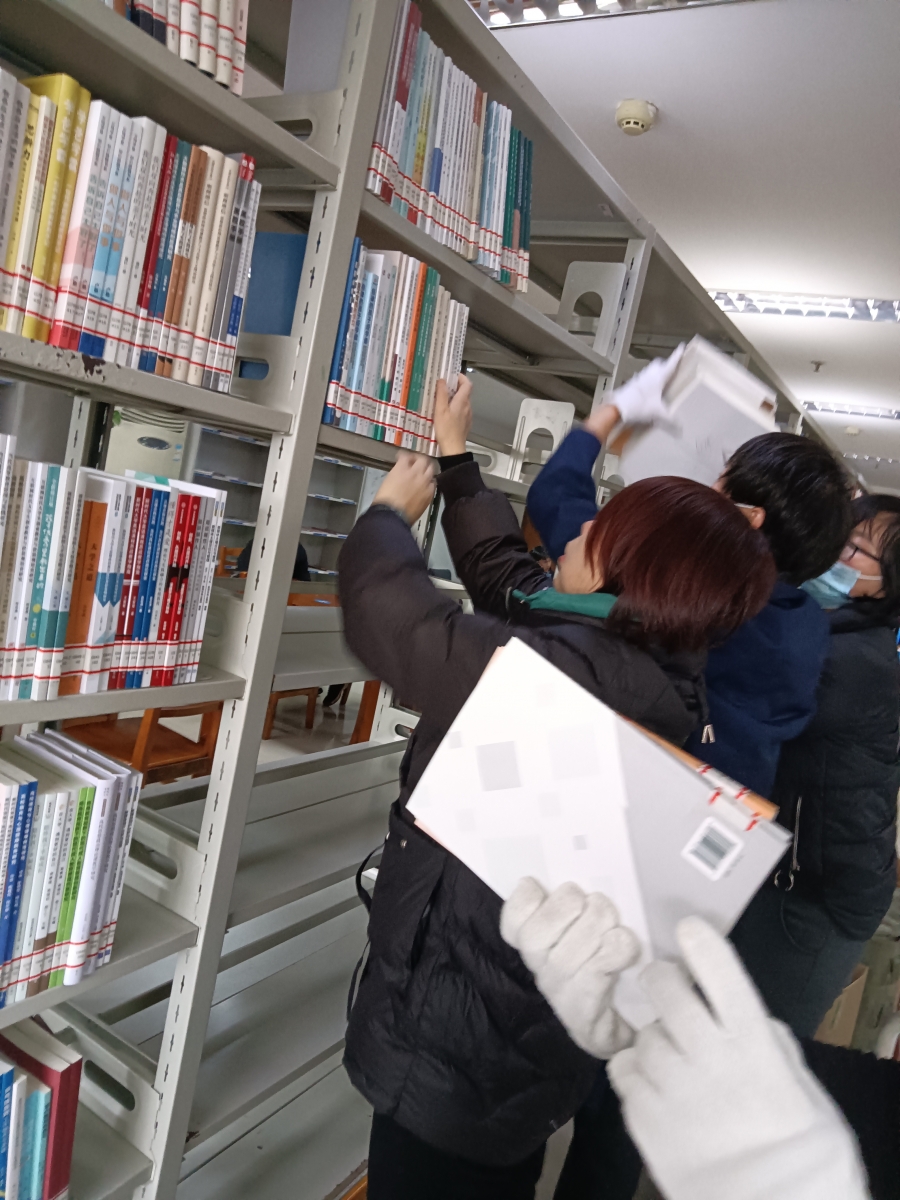 全馆人员齐心合力上架新书1.jpg