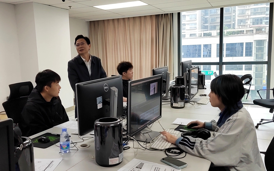20251106_陈校长亲临中心开展安全检查.jpg