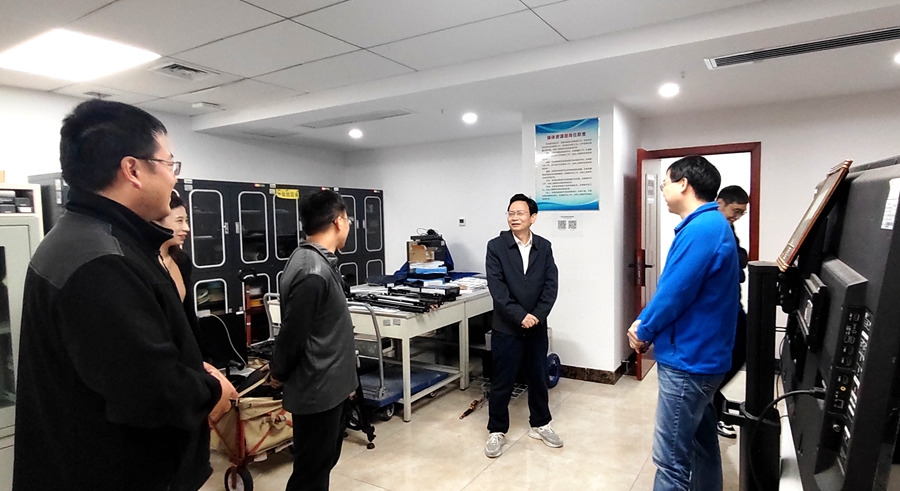 20251106_陈校长亲临中心开展安全检查.jpg