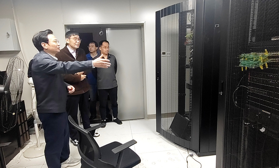 20251106_陈校长亲临中心开展安全检查.jpg