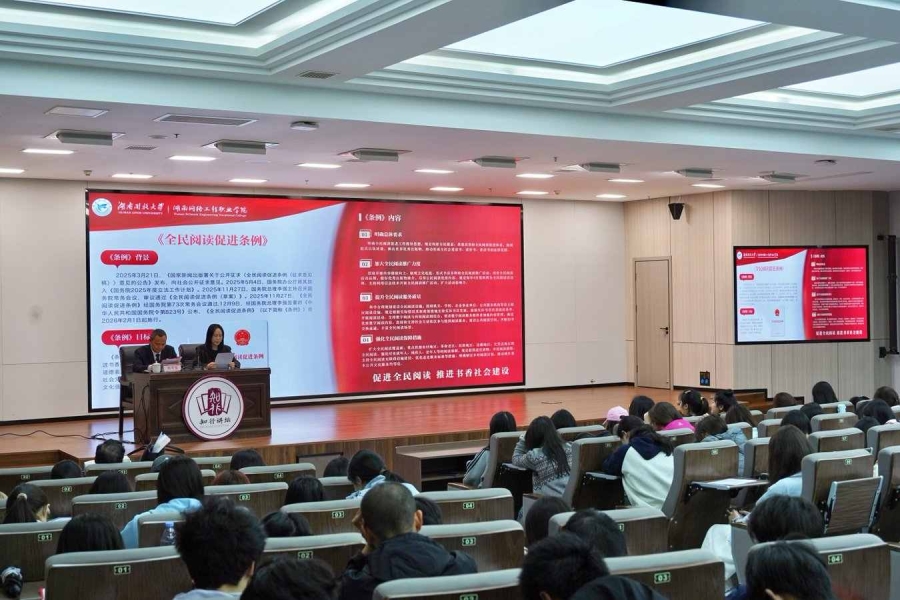 学生记者拍摄：罗甜甜解读《全民阅读促进条例》(压缩).jpg