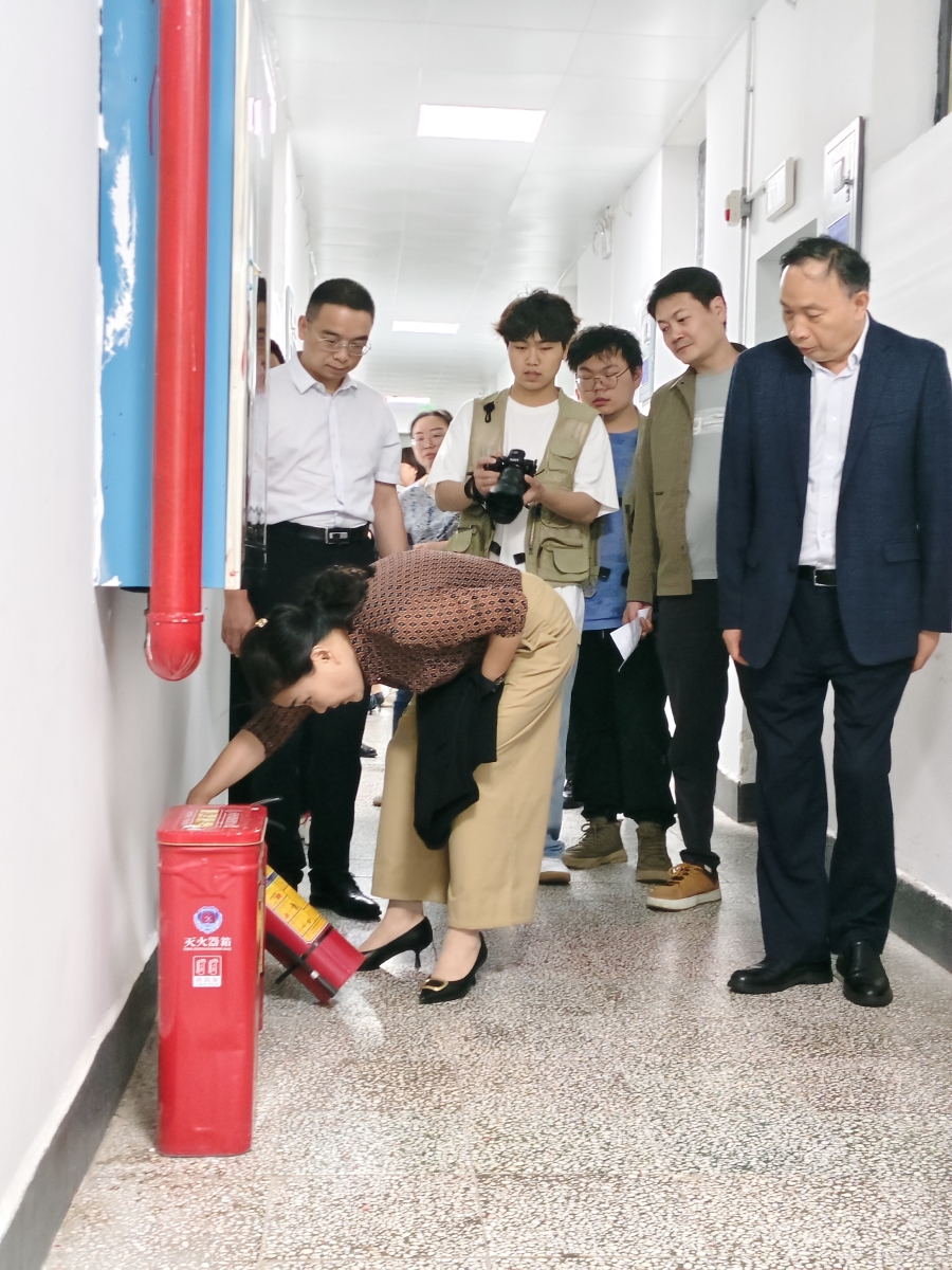 20260507田书记视察图书馆照片12.jpg