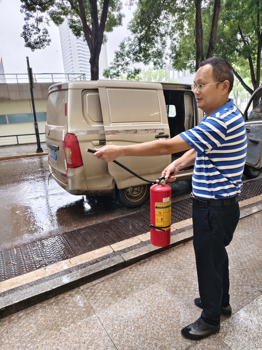 20260519消防培训照片使用干粉灭火器——周可宝.jpg