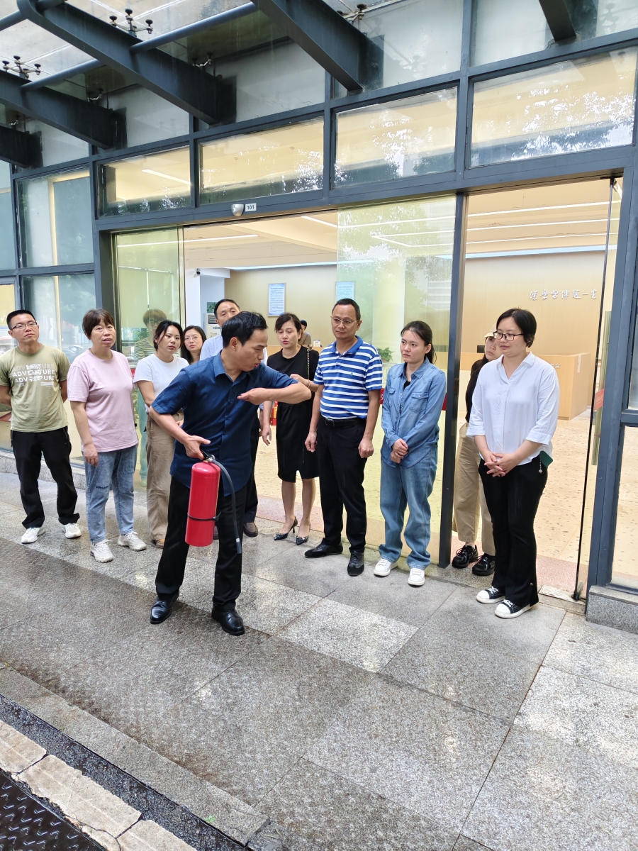 20260519消防培训保卫处苏凯副处长指导使用干粉灭火器.jpg