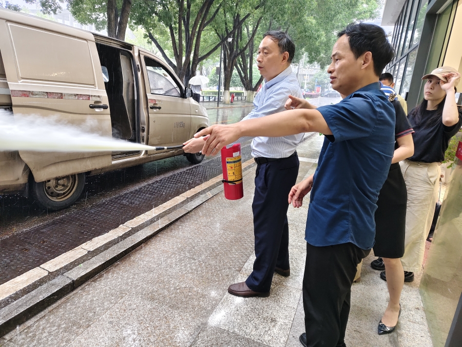 20260519消防培训照片使用干粉灭火器——胡广.jpg
