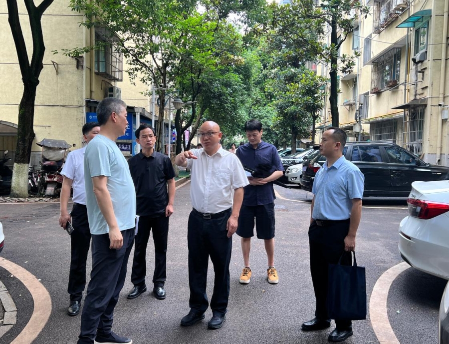 校长肖志伟带队进行校园及周边安全隐患专项检查