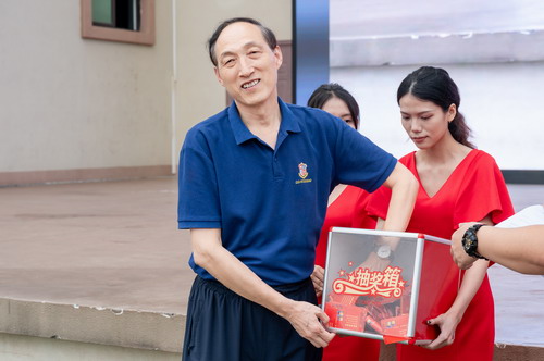 校长和飞抽奖.jpg 校长和飞抽奖.jpg