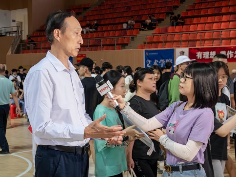 校长和飞接受肇庆市电视台采访(1).jpg 校长和飞接受肇庆市电视台采访(1).jpg