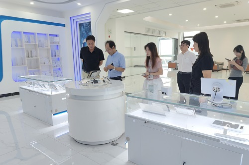 调研组参观广东省晶鸿电子有限公司.jpg 调研组参观广东省晶鸿电子有限公司.jpg