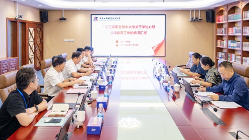 专家组听取工作汇报.jpg 专家组听取工作汇报.jpg