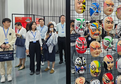 研修班学员参访交流.jpg 研修班学员参访交流.jpg