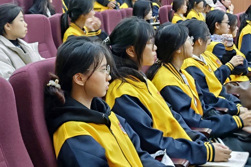 在场学生聆听.jpg 在场学生聆听.jpg