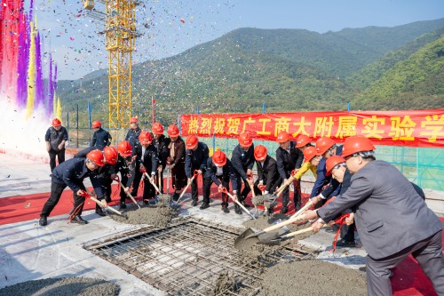 仪式现场.jpg 仪式现场.jpg