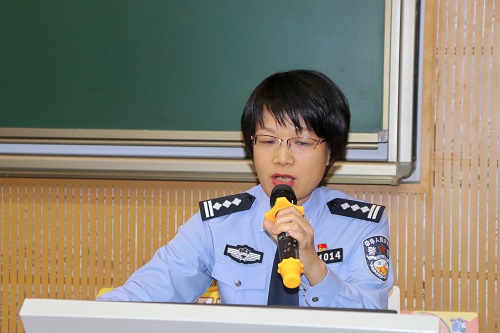 王洁作讲座.JPG 王洁作讲座.JPG
