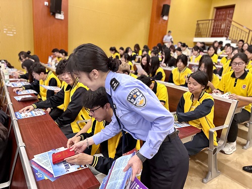 派发宣传资料.jpg 派发宣传资料.jpg