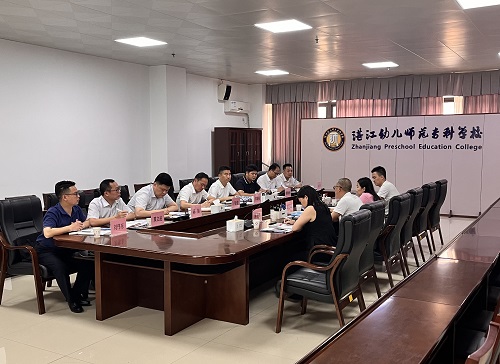 卢景值一行在湛江幼儿师范专科学校.jpg 卢景值一行在湛江幼儿师范专科学校.jpg