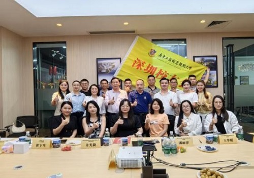 深圳校友会筹备委员会成立大会授旗仪式.jpg 深圳校友会筹备委员会成立大会授旗仪式.jpg