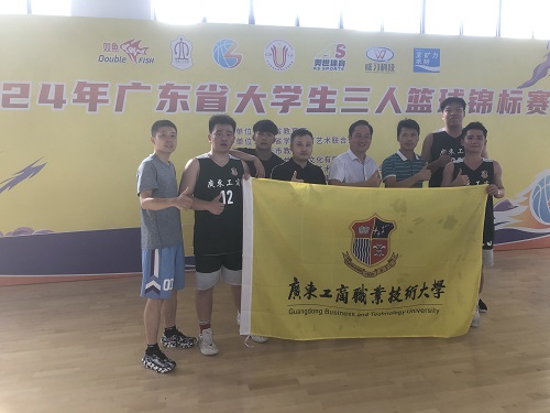 学校党委副书记卢景值莅临现场为运动员加油.jpg 学校党委副书记卢景值莅临现场为运动员加油.jpg