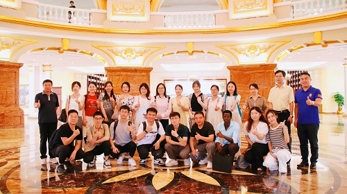 覃红霞一行参观图书馆.jpg 覃红霞一行参观图书馆.jpg