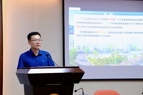 方泽强作专题报告.jpg 方泽强作专题报告.jpg