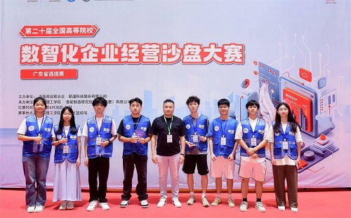 世界杯官网参赛师生合影.jpg 世界杯官网参赛师生合影.jpg