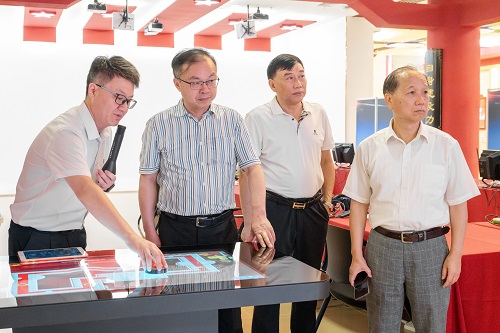 参观学校VR党建馆.jpg 参观学校VR党建馆.jpg