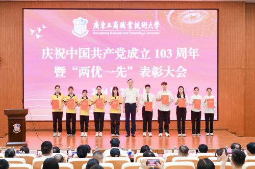 颁发学生优秀共产党员证书.jpg 颁发学生优秀共产党员证书.jpg