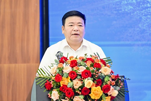 莫秀全作开班动员讲话.jpg 莫秀全作开班动员讲话.jpg