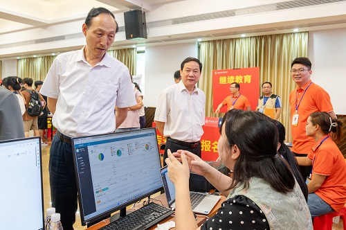 校领导现场指导迎新工作1.jpg 校领导现场指导迎新工作1.jpg
