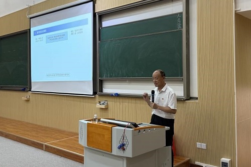 马仁洪主讲.jpg 马仁洪主讲.jpg