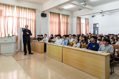 学生聆听.JPG 学生聆听.JPG