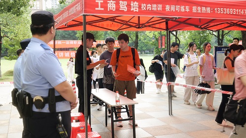 考生接受证件检查.jpg 考生接受证件检查.jpg