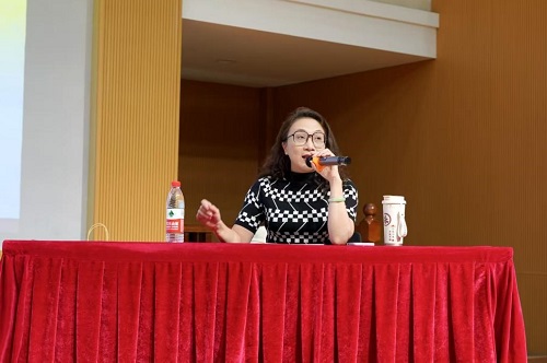 朱蕴怡主讲.jpg 朱蕴怡主讲.jpg
