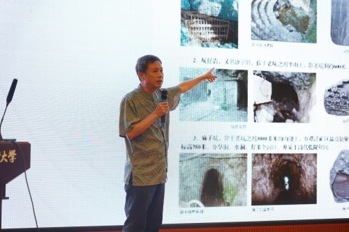 梁思勇主讲.jpg 梁思勇主讲.jpg