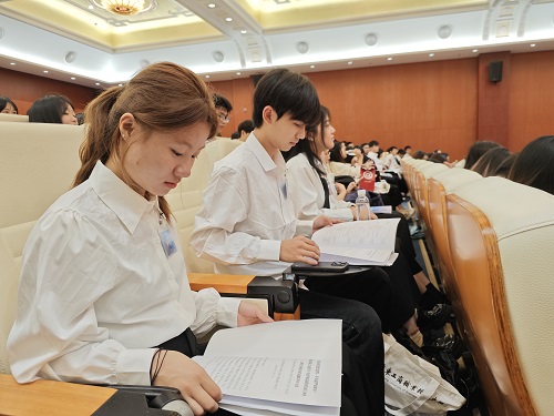与会代表听取工作报告.jpg