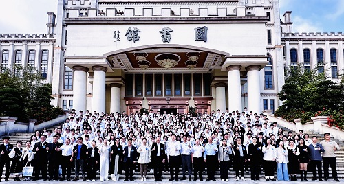 与会人员合影留念.jpg