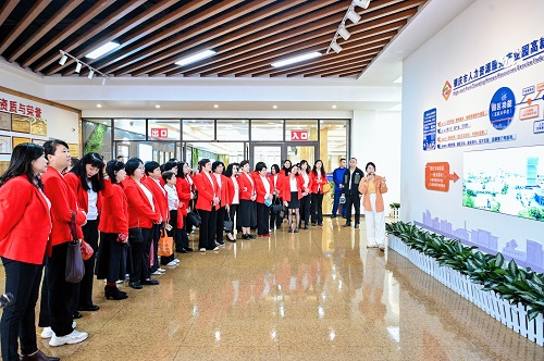 参观产业园.jpg 参观产业园.jpg