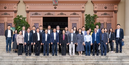 与会人员合影.jpg 与会人员合影.jpg