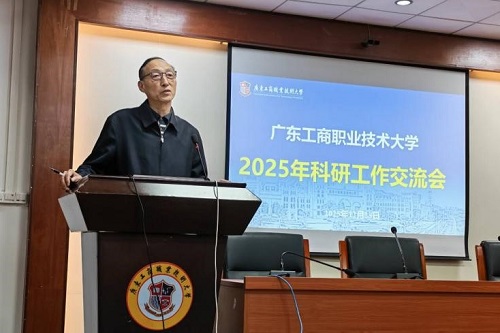 和飞讲话.jpg 和飞讲话.jpg