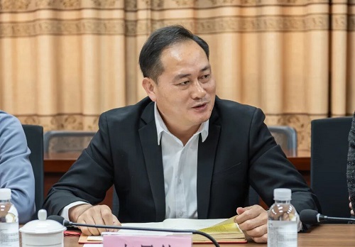 卢景值主持.jpg 卢景值主持.jpg