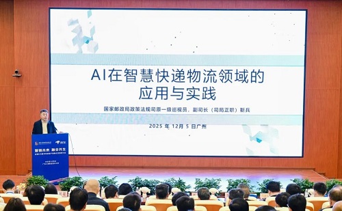 靳兵作报告.jpg 靳兵作报告.jpg
