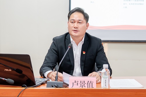 卢景值作报告.jpg 卢景值作报告.jpg