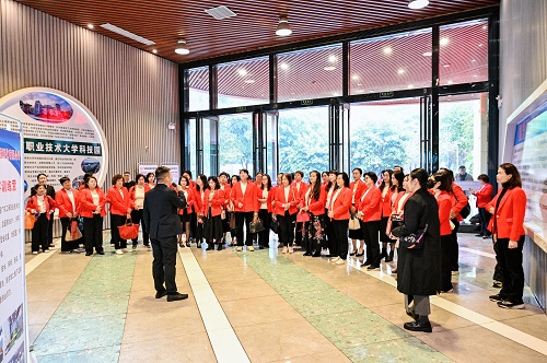 参观孵化器.jpg 参观孵化器.jpg