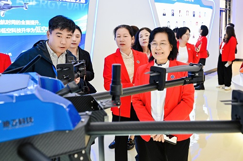 参观无人机.jpg 参观无人机.jpg