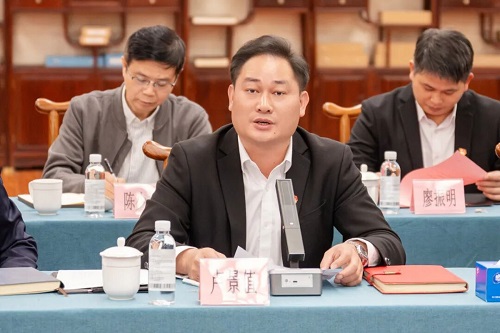 卢景值主持.jpg 卢景值主持.jpg