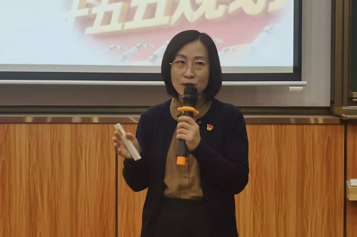 梁伟莹主讲.jpg 梁伟莹主讲.jpg