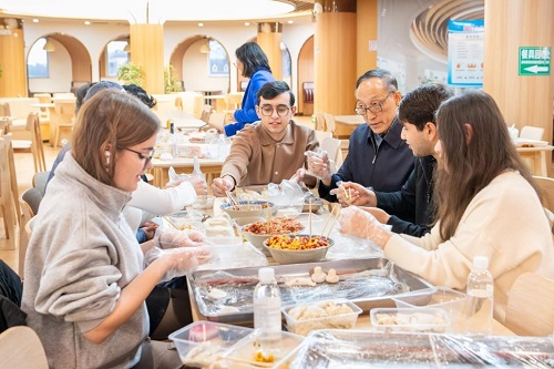 一起包饺子1.jpg 一起包饺子1.jpg