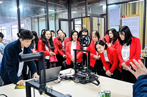 参观3D打印实验实训室.jpg 参观3D打印实验实训室.jpg